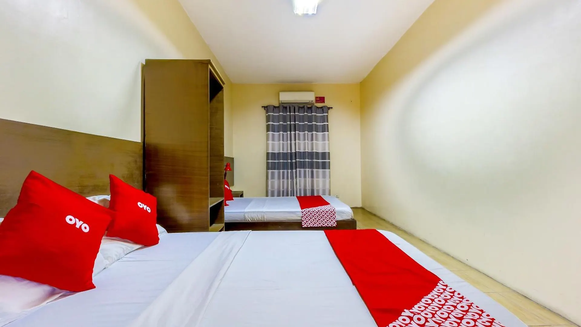 Metro Deluxe Residences Pasay 3*,
