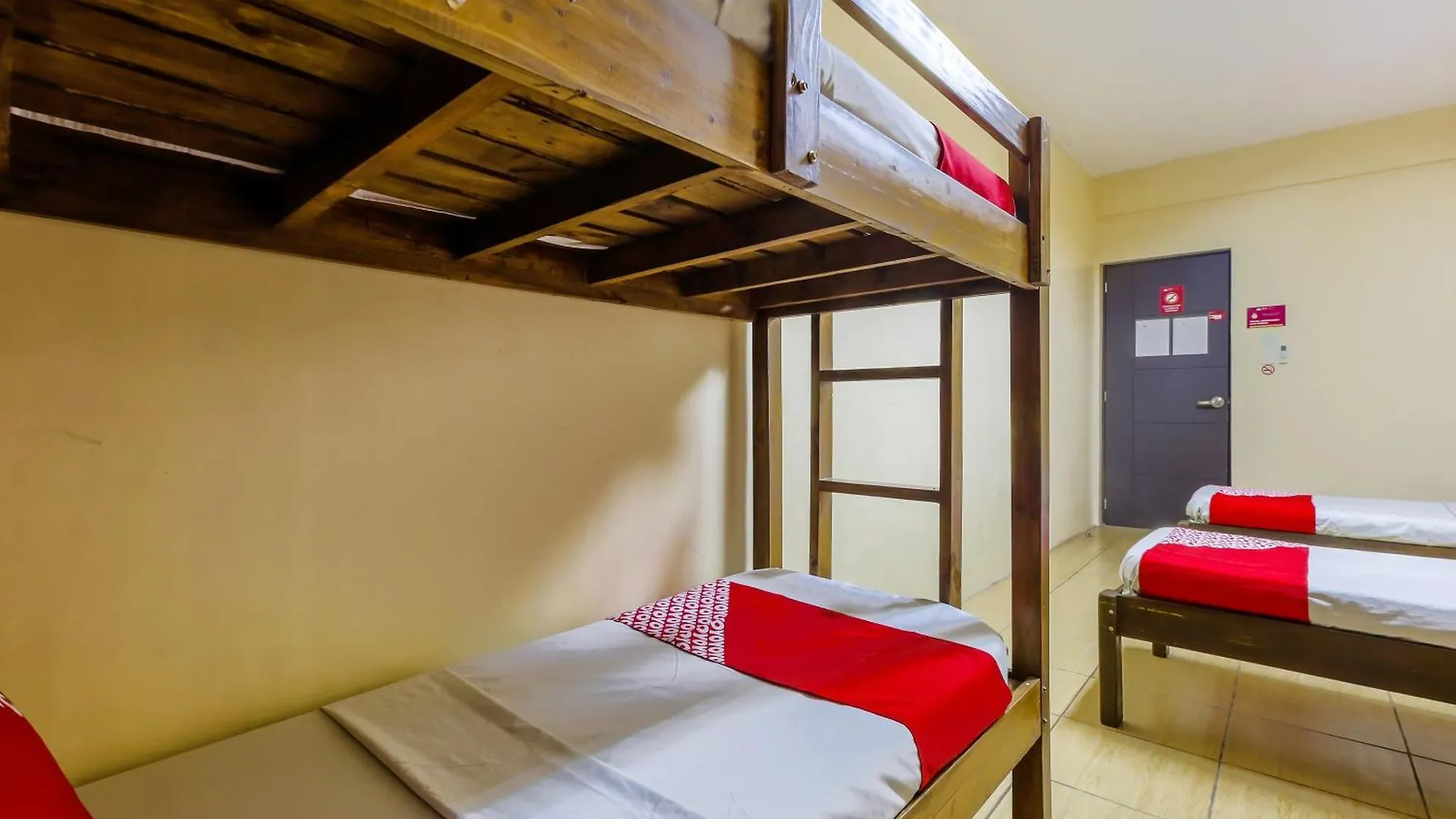 Metro Deluxe Residences Pasay 3*,