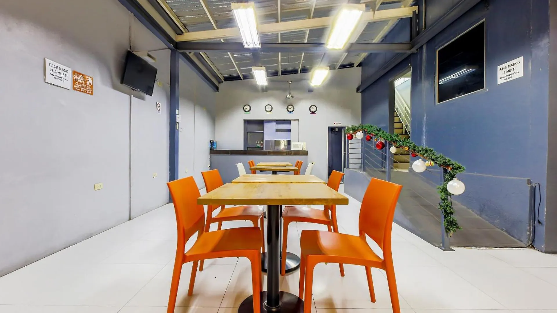 Metro Deluxe Residences Pasay 3*,